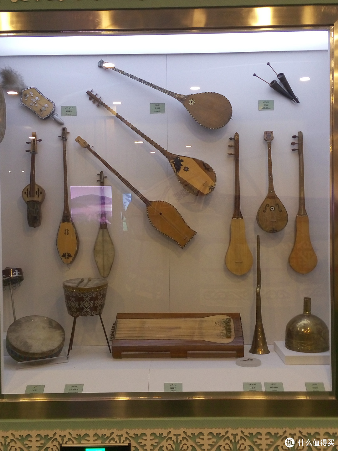 下面上一些新疆特色的民族乐器弹拨尔,热瓦普,都塔尔卡龙琴艾捷克胡西