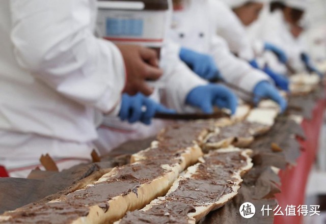 破纪录系列：60名 面包师 联手打造世界上最长的法棍面包  长达120米 