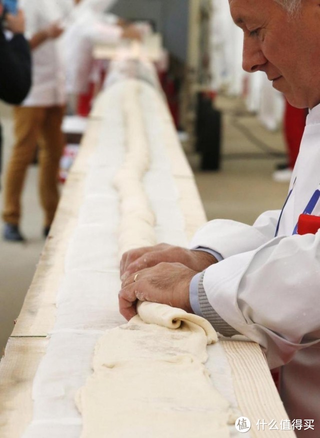 破纪录系列：60名 面包师 联手打造世界上最长的法棍面包  长达120米 