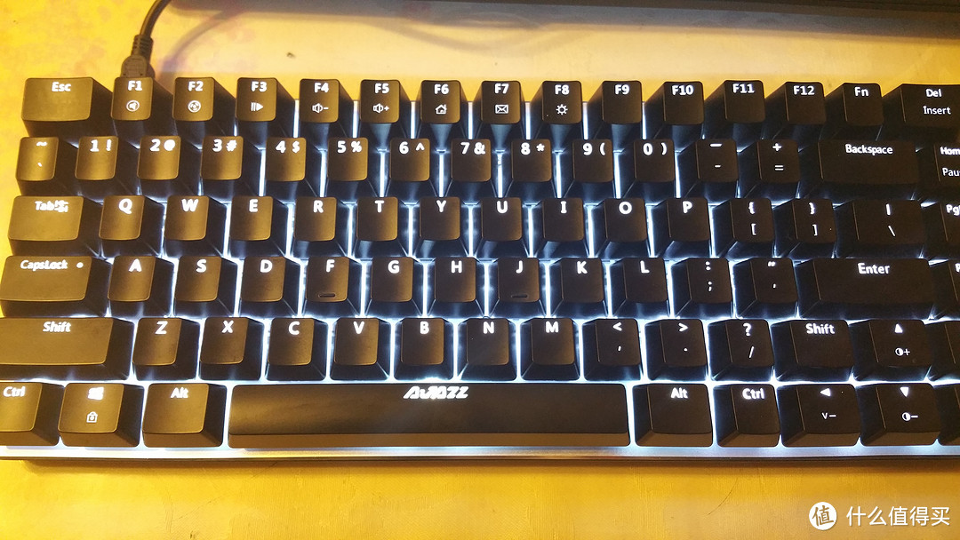 指尖上的享受，黑爵 AK33极客全背光机械键盘。