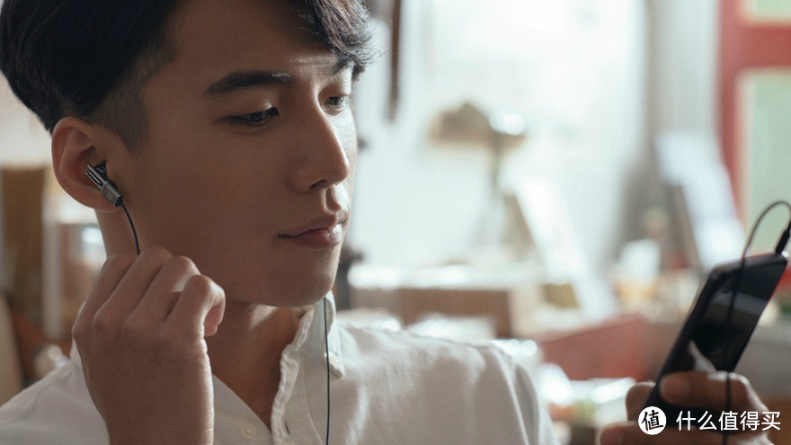 “音质可媲美3000元级高端耳机”：OnePlus 一加 发布 一加金耳耳机