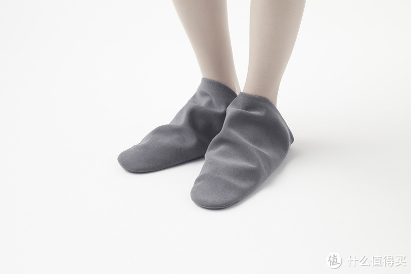 可以穿的“妙脆角”：nendo 推出新款 triangle 家居鞋