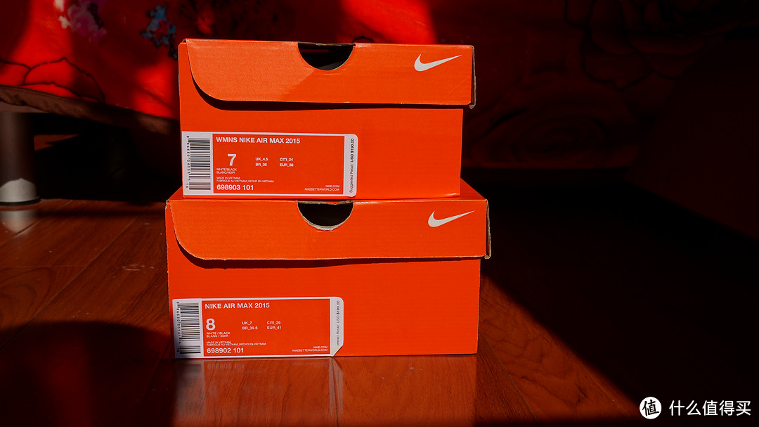 nike家标志性的橙色鞋盒,充满激情,我的是us 8码,女王的是us 7码,接