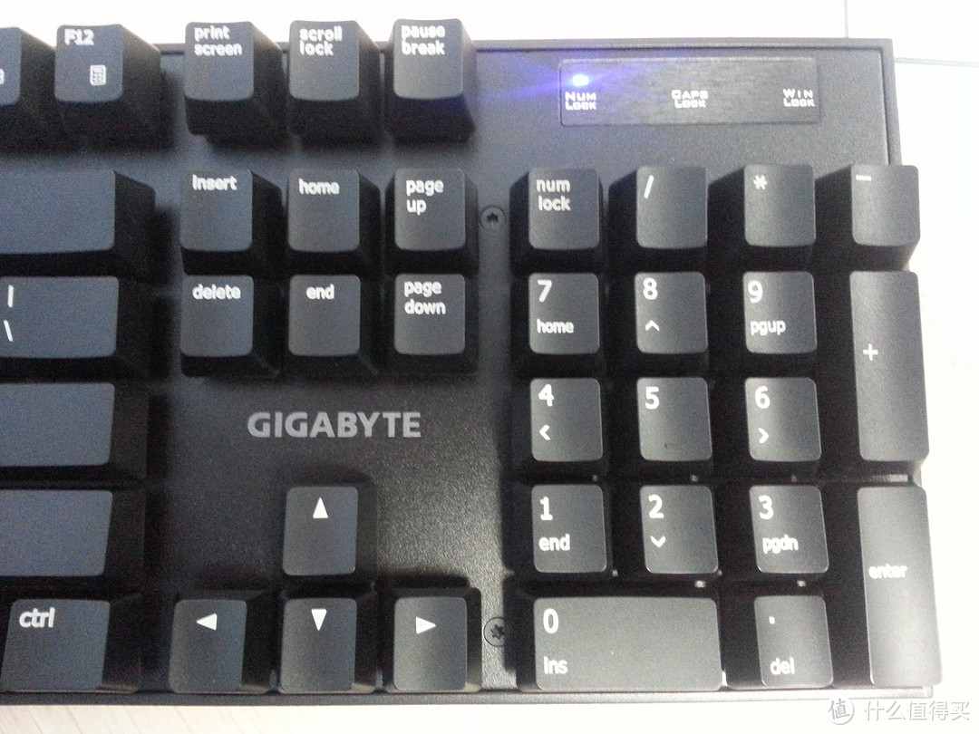 技嘉（GIGABYTE）FORCE K83 cherry红轴机械键盘 开箱