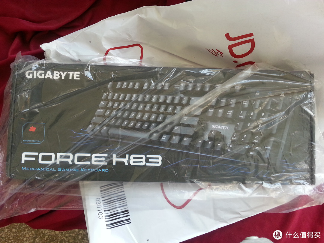 技嘉（GIGABYTE）FORCE K83 cherry红轴机械键盘 开箱