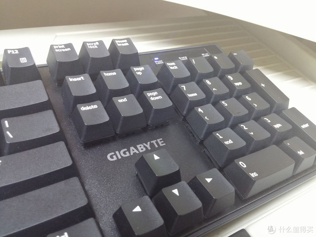 理性入门之选：GIGABYTE 技嘉 FORCE K83 cherry红轴机械键盘 开箱