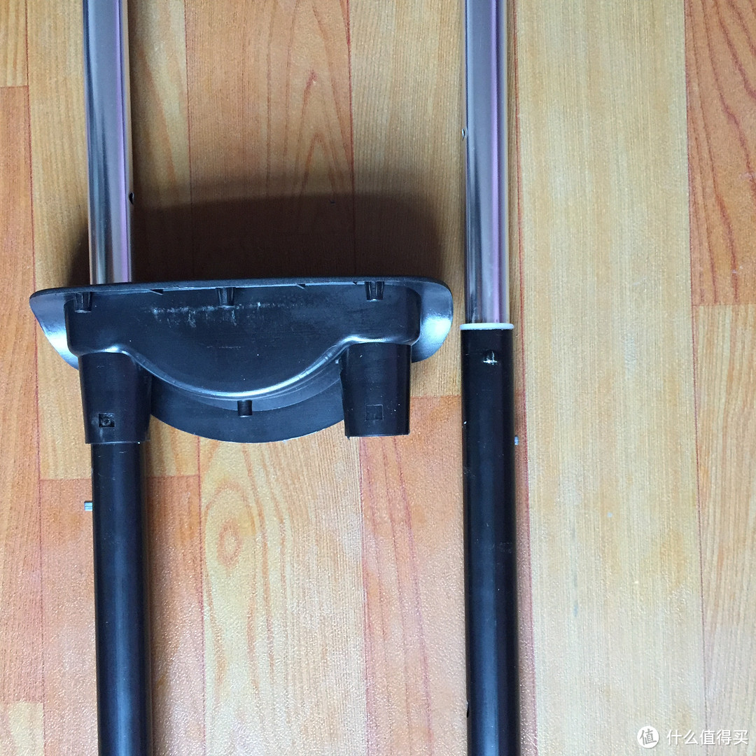 将坏掉的一边的拉杆完全拆开,发现两个银色拉杆管的底部均有一个弹簧