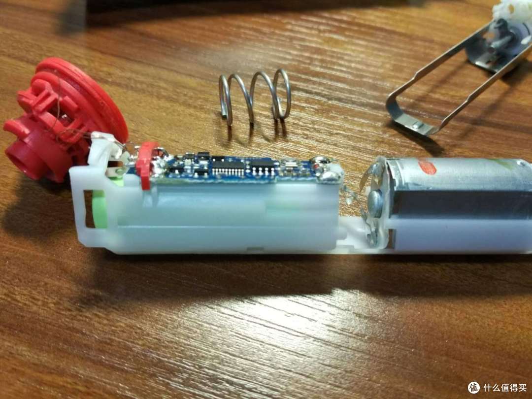 电动牙刷也能修,自己动手并不难---欧乐b儿童牙刷电池更换记