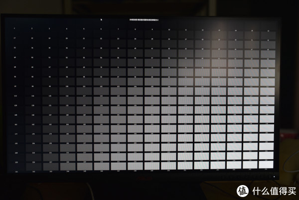 对比度测试,因为缩图和屏摄,黑色区块的边界已经不可见了,但是实际中