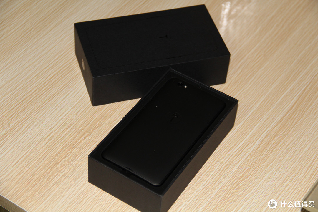 相同的性能，迟到的颜色：Smartisan 锤子 坚果手机黑色版 伪开箱