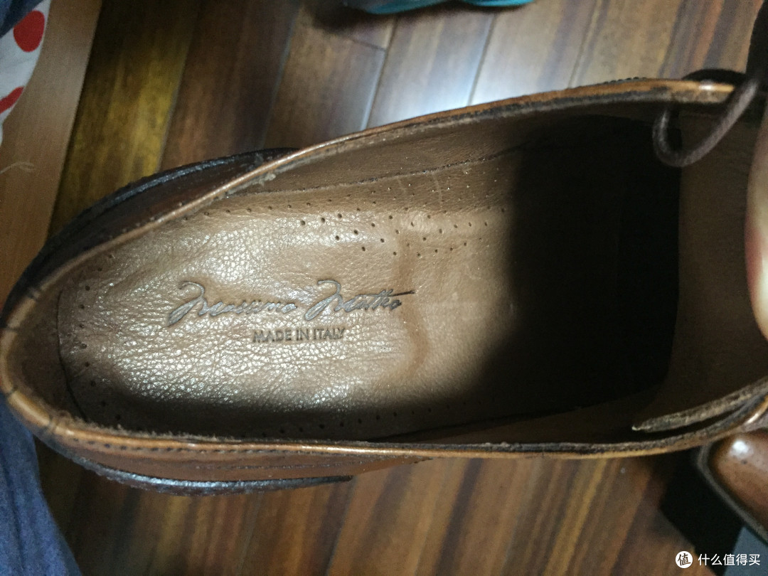穿上意式手工布洛克鞋装一个深深的X