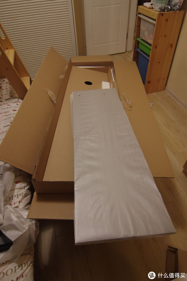 琴的背板藏在纸盒夹层里.