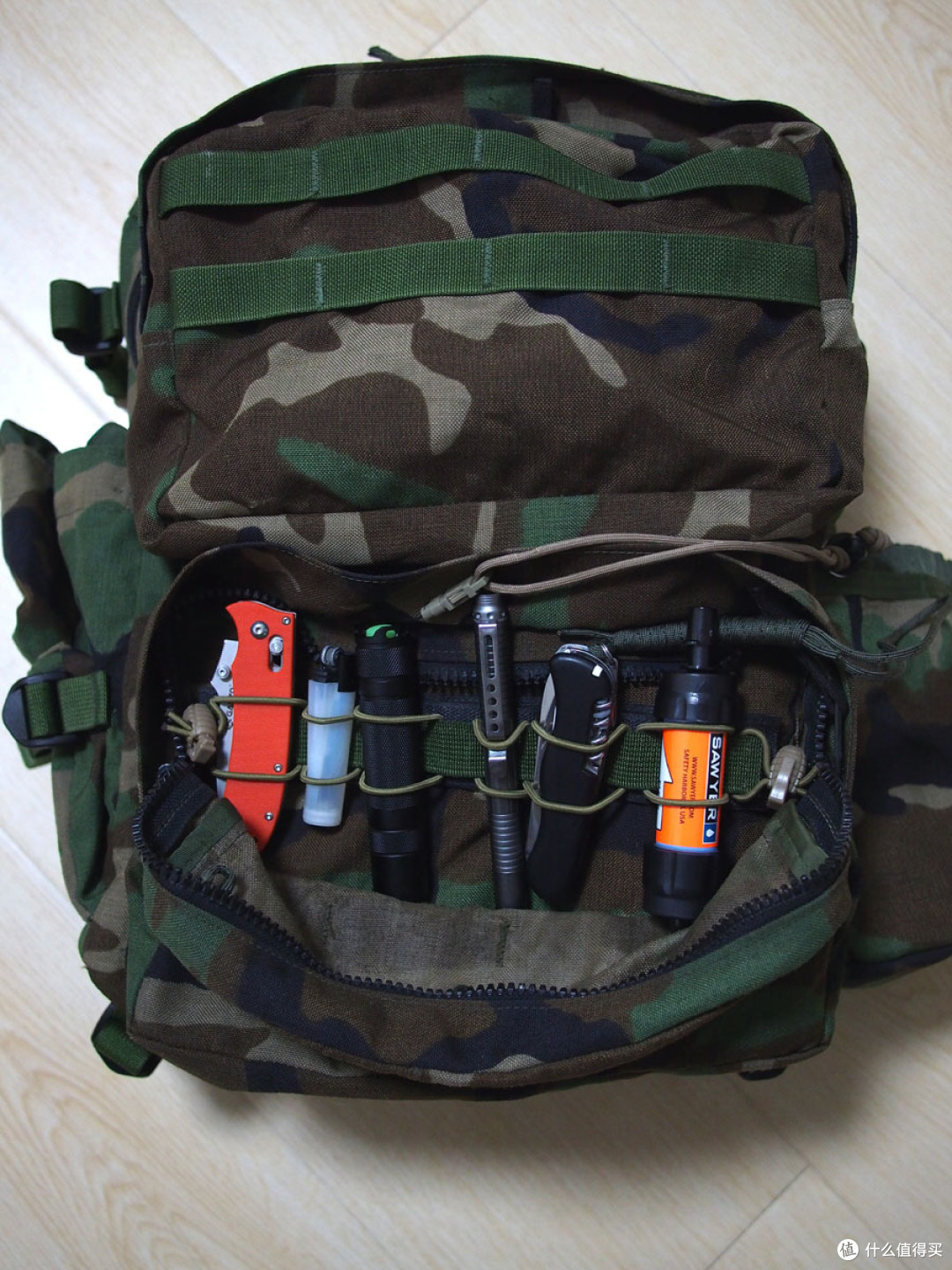 前面两个大口袋,这两个口袋比较能装,曾经单独改装成单肩包.