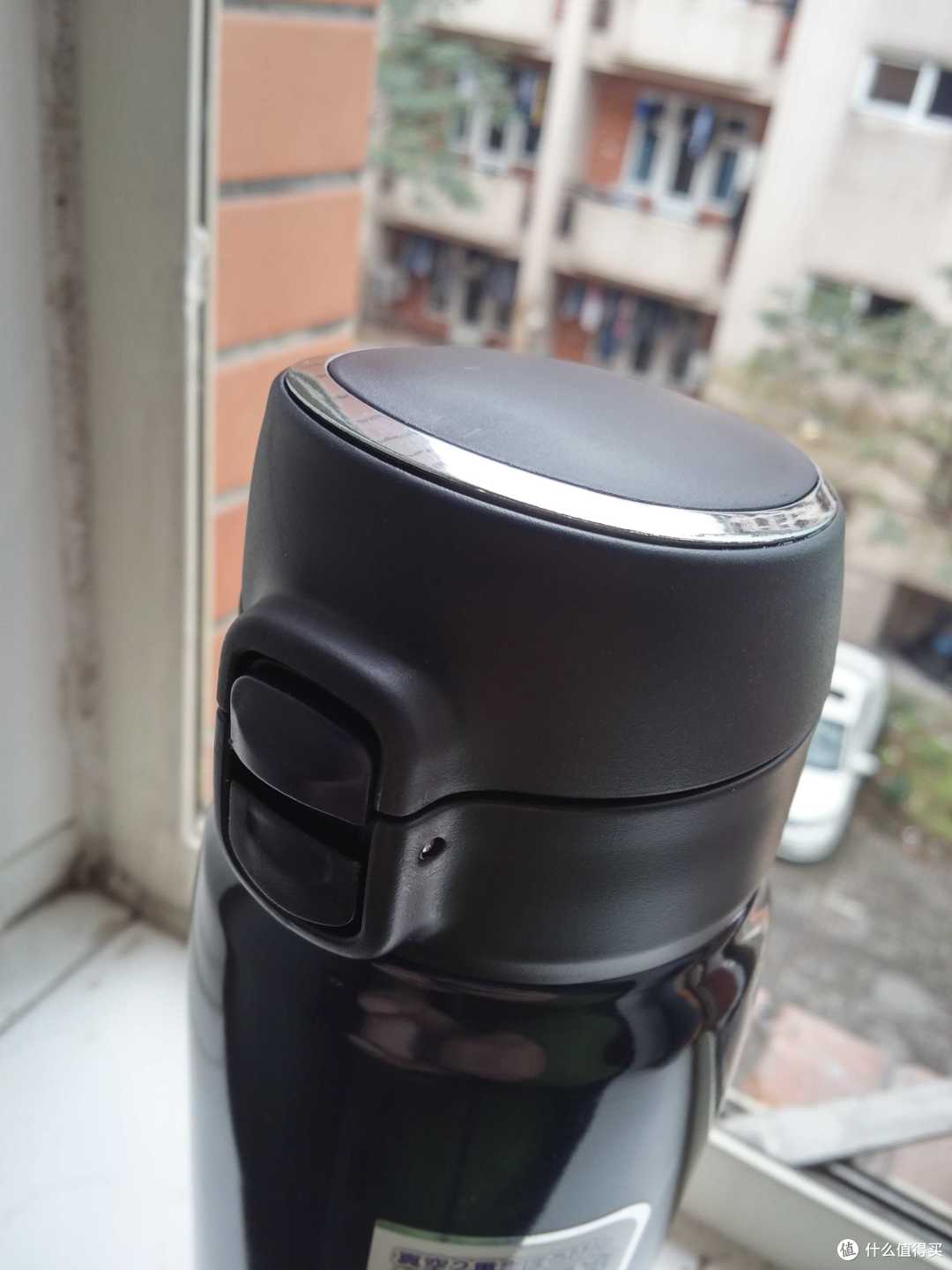 杯盖外部,被广为诟病的类金属圈 杯盖外部,被广为诟病的类金属圈