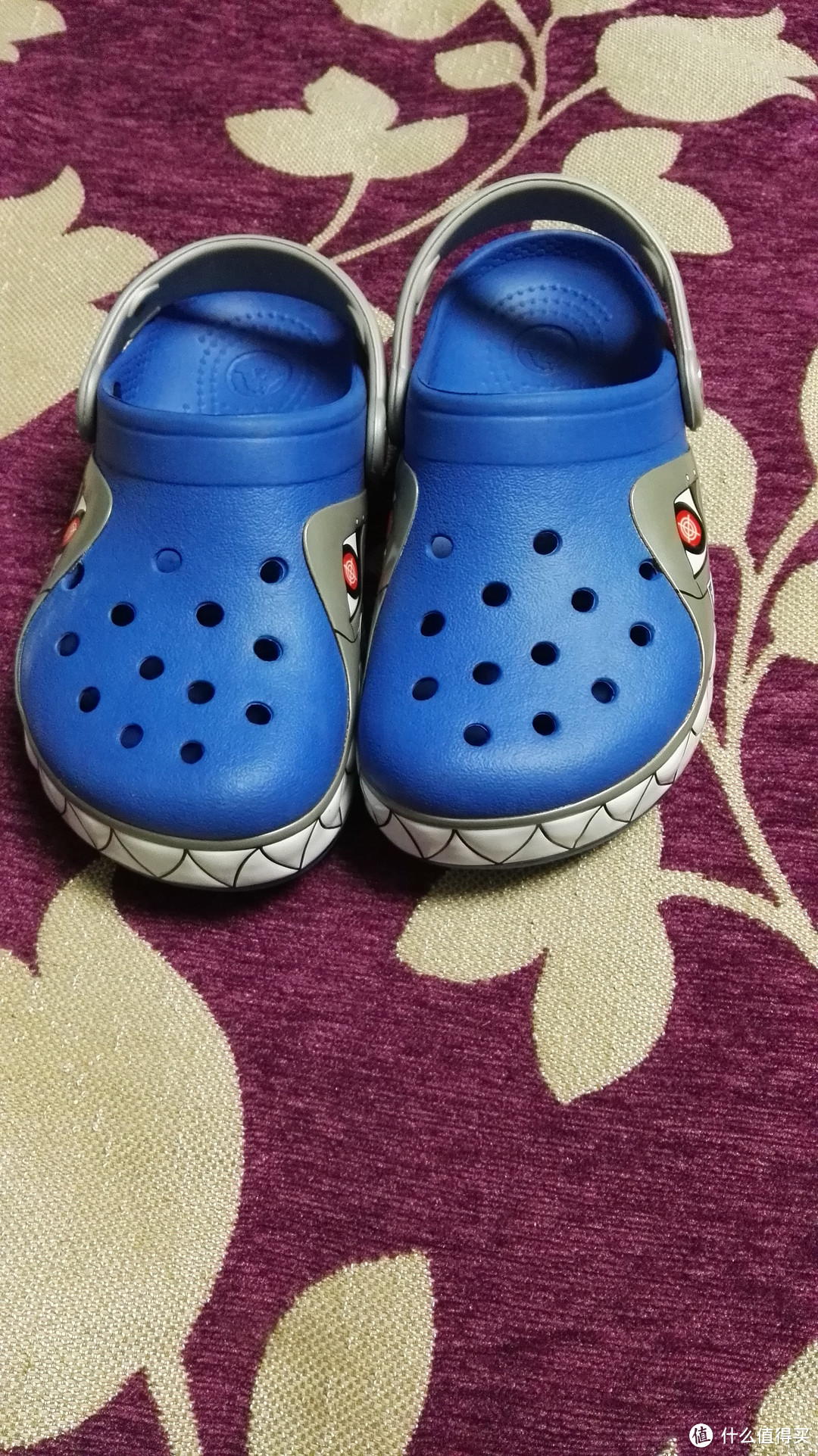 你值得拥有：美貌 crocs 卡洛驰 酷闪鲨鱼童鞋