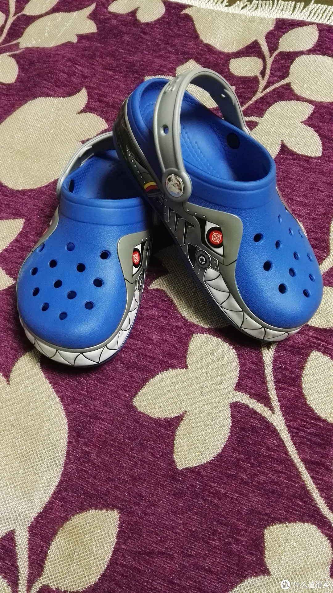 你值得拥有：美貌 crocs 卡洛驰 酷闪鲨鱼童鞋