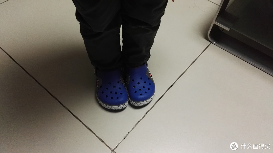 你值得拥有：美貌 crocs 卡洛驰 酷闪鲨鱼童鞋