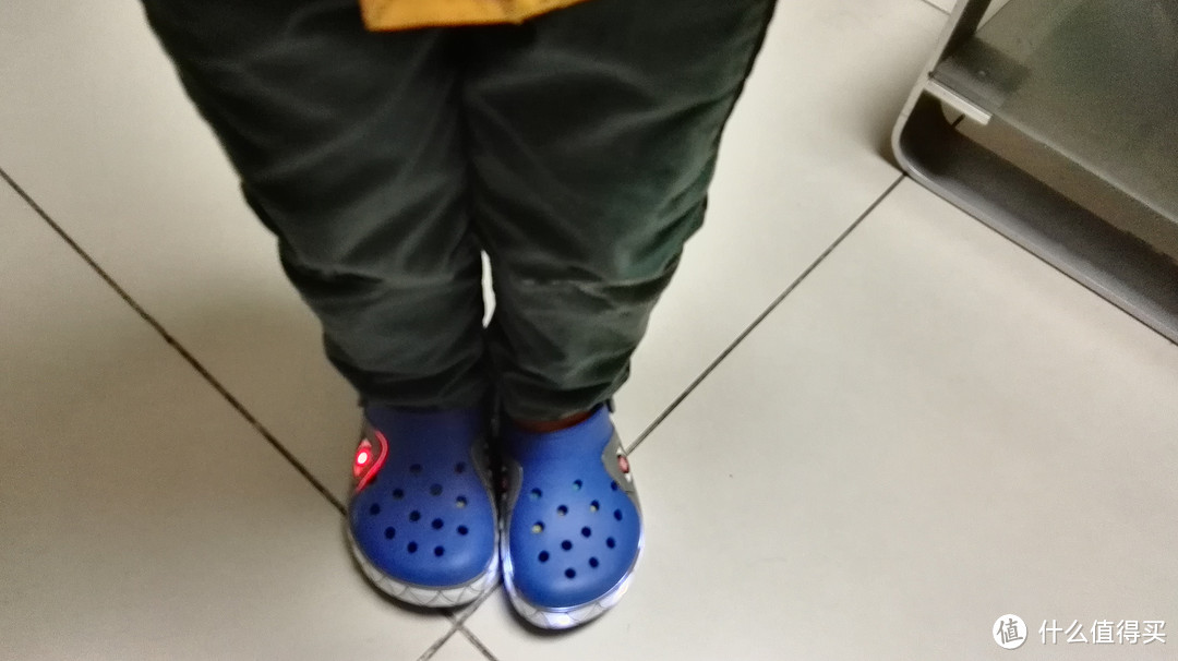 你值得拥有：美貌 crocs 卡洛驰 酷闪鲨鱼童鞋