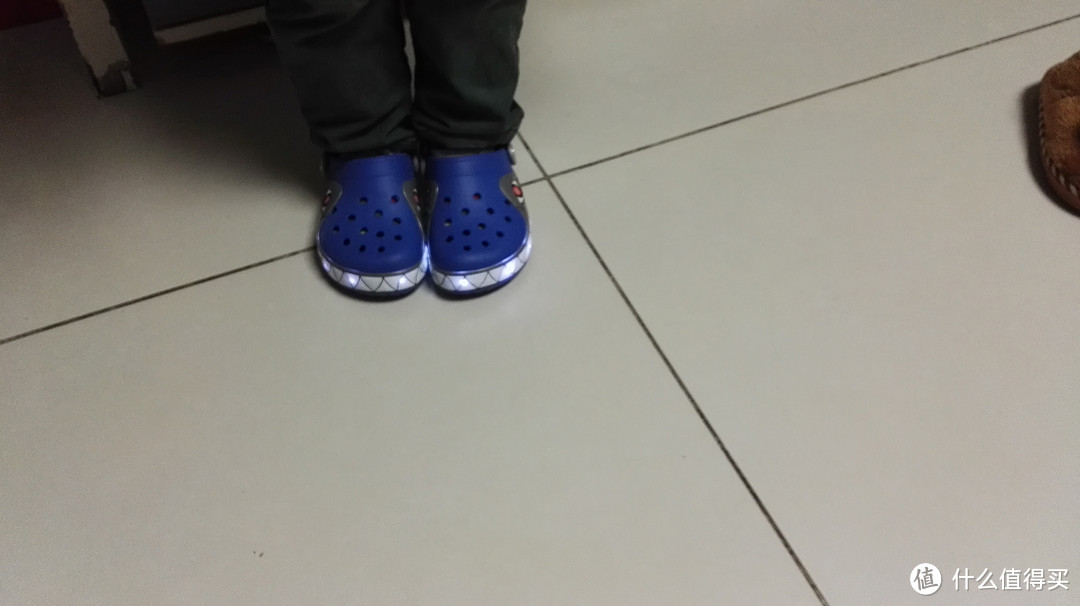 你值得拥有：美貌 crocs 卡洛驰 酷闪鲨鱼童鞋