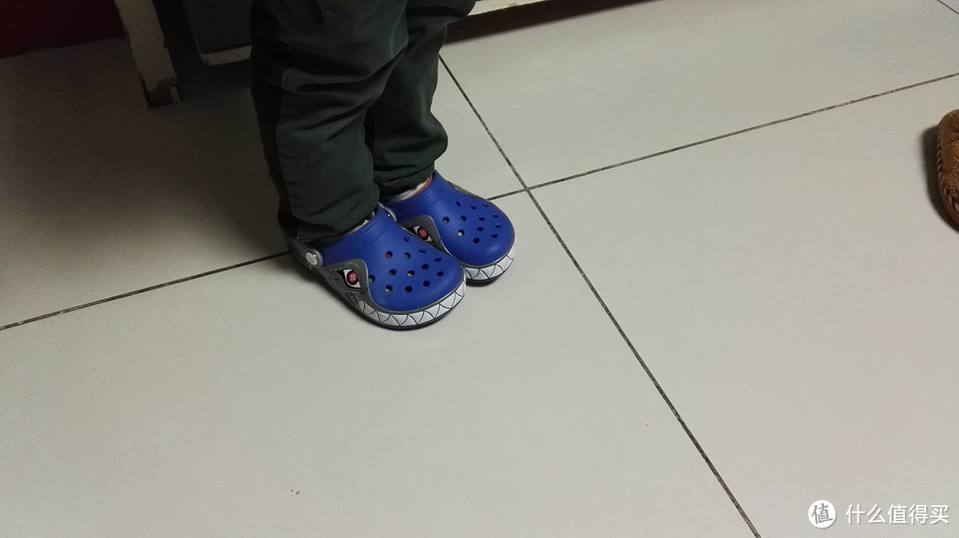 你值得拥有：美貌 crocs 卡洛驰 酷闪鲨鱼童鞋