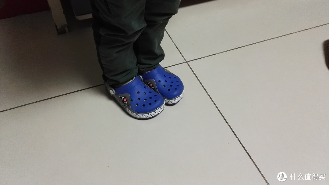 你值得拥有：美貌 crocs 卡洛驰 酷闪鲨鱼童鞋