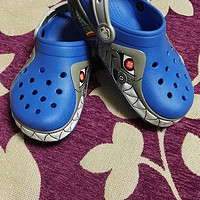 你值得拥有：美貌 crocs 卡洛驰 酷闪鲨鱼童鞋