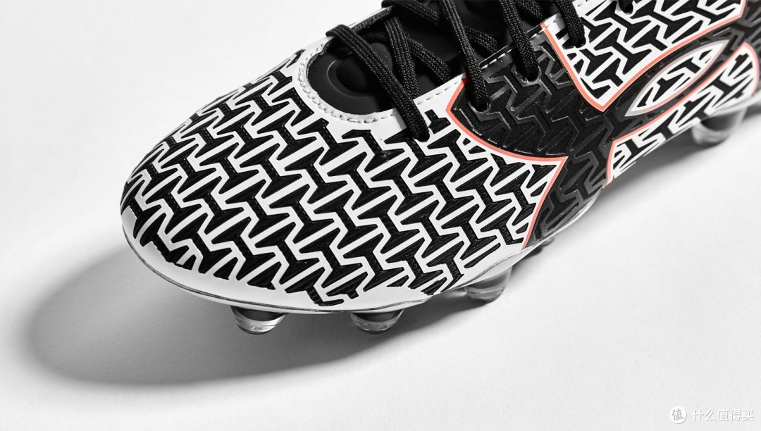 蓄力待发:UNDER ARMOUR 推出 CLUTCHFIT FORCE 2.0足球鞋