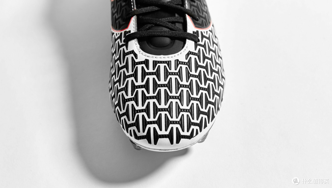 蓄力待发:UNDER ARMOUR 推出 CLUTCHFIT FORCE 2.0足球鞋