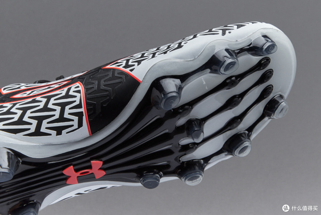 蓄力待发:UNDER ARMOUR 推出 CLUTCHFIT FORCE 2.0足球鞋