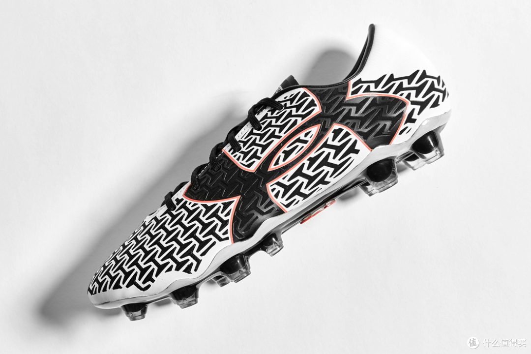 蓄力待发:UNDER ARMOUR 推出 CLUTCHFIT FORCE 2.0足球鞋