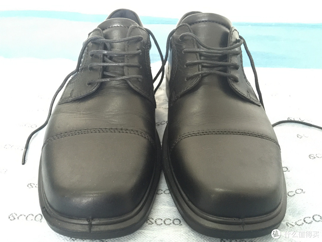 带小红点的ECCO爱步 Helsinki Cap-Toe 男款皮鞋