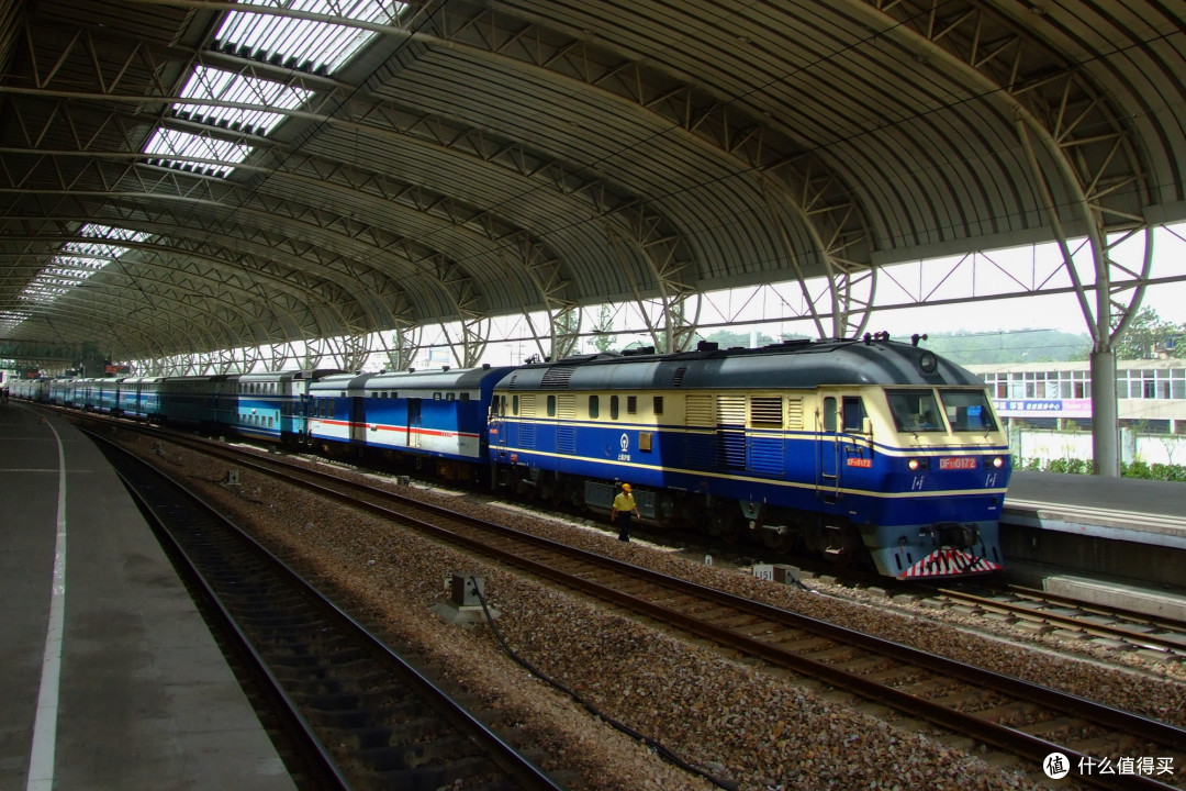 沪宁特快纪念 — bachmann 百万城 东风 df11 0441内燃机车 & 25