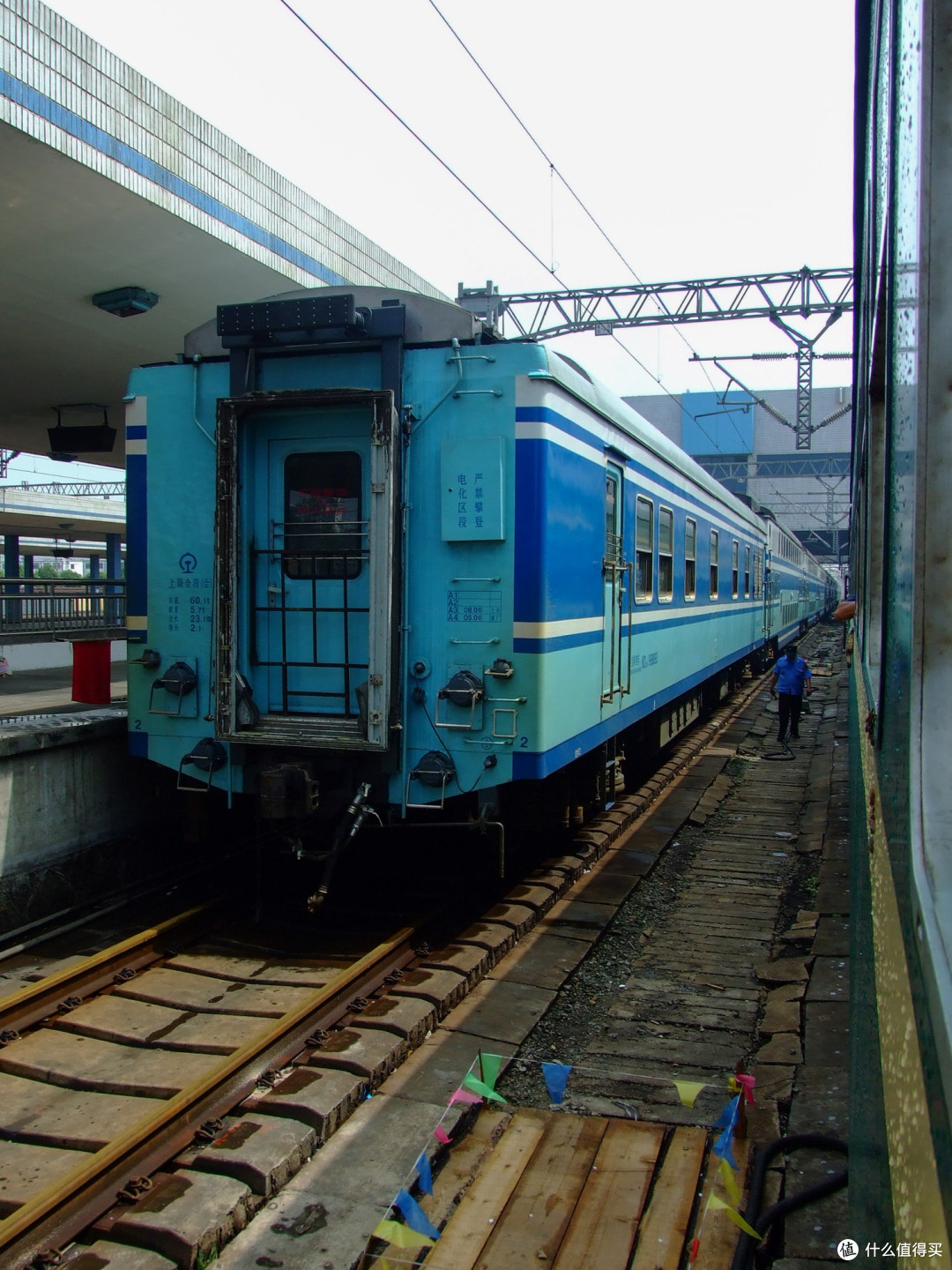 城 东风 df11 0441内燃机车 & 25型双层硬座车厢(上局合段345070)