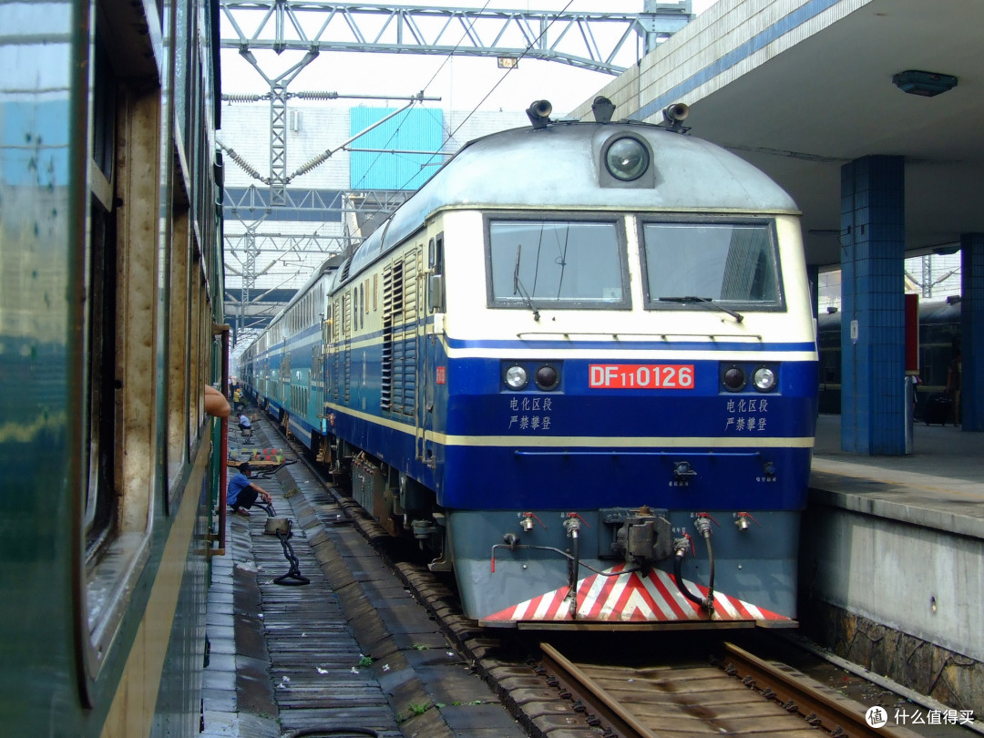 沪宁特快纪念 — bachmann 百万城 东风 df11 0441内燃机车 & 25型