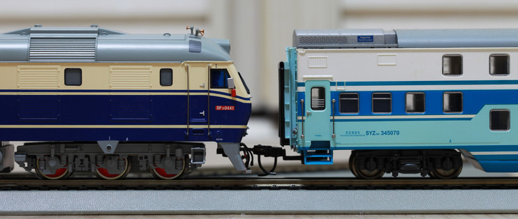 沪宁特快纪念 — bachmann 百万城 东风 df11 0441内燃机车 & 25型