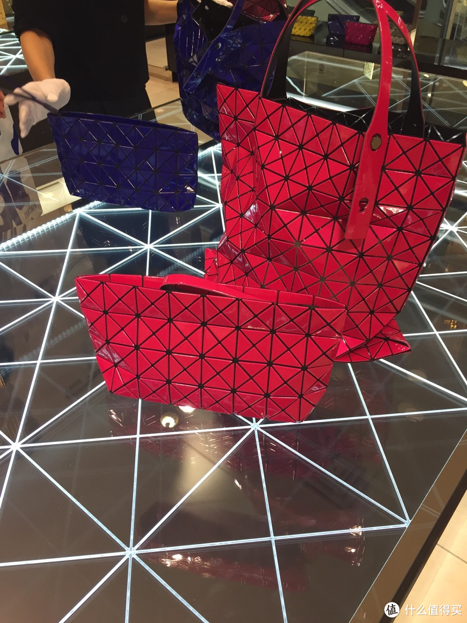 就像着了三宅一生BAOBAO的魔：日本买BAO BAO ISSEY MIYAKE 女包 记