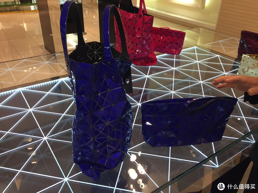 就像着了三宅一生BAOBAO的魔：日本买BAO BAO ISSEY MIYAKE 女包 记