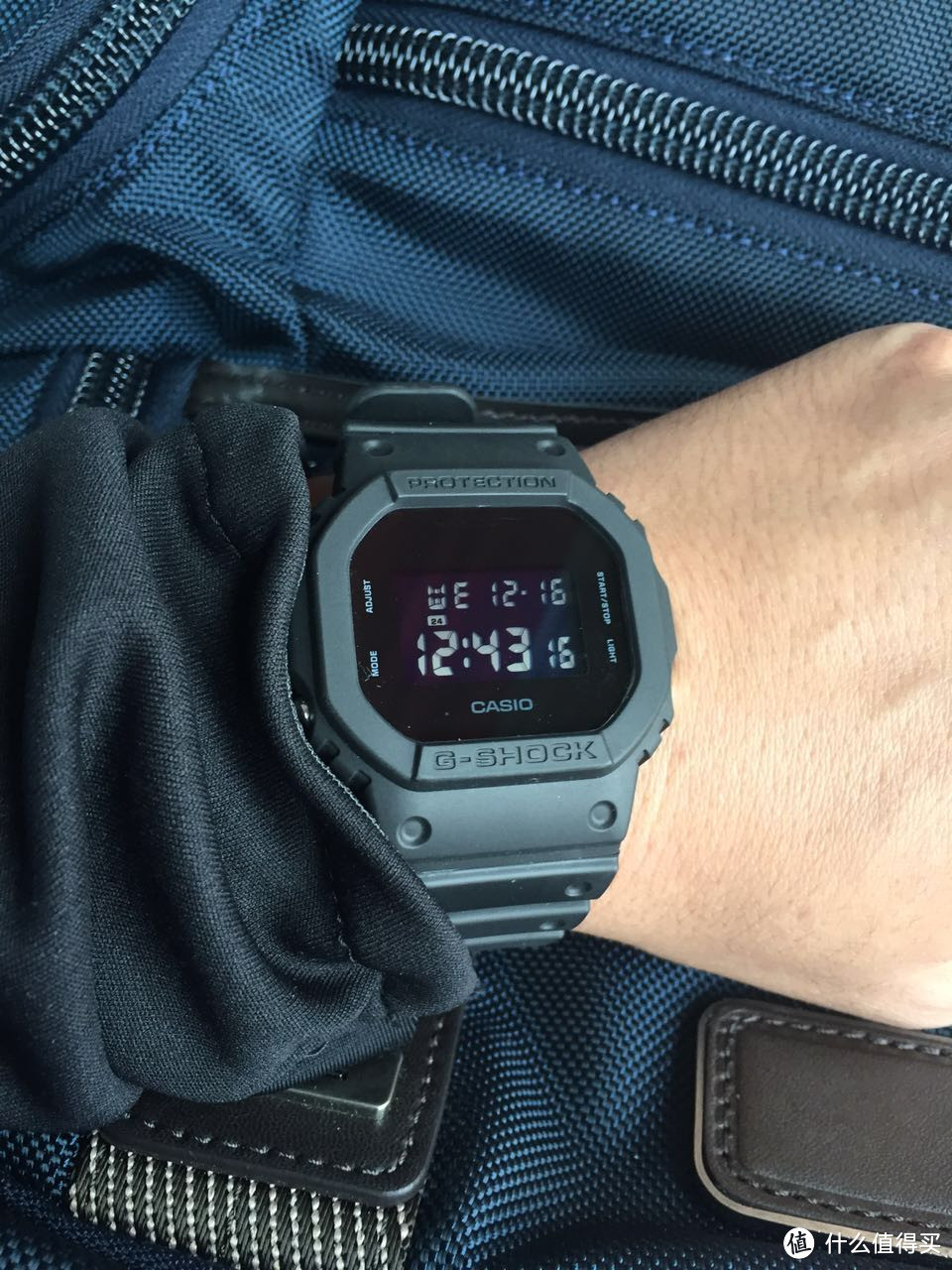 红黑配：CHROME邮差包+猛犸象Mammut Ultimate Hoody软壳+CASIO G-shock GW A1100空霸