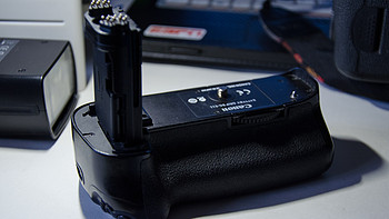 竖拍续航加强 — Canon 佳能 BG-E11 电池盒兼手柄