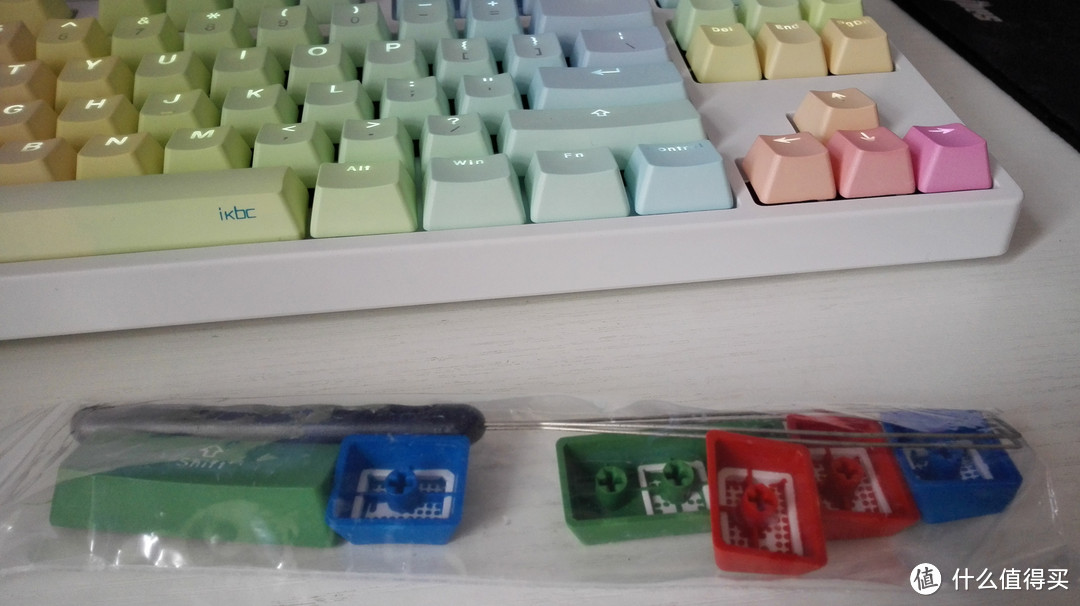 颜值才是王道：ikbc G87白色茶轴彩虹浸染键盘
