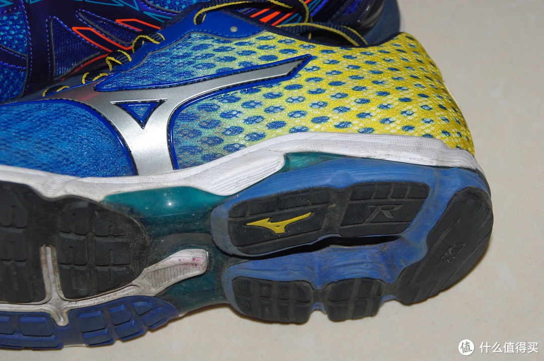 三双跑鞋的对比：ASICS 亚瑟士& Mizuno 美津浓 & adidas 阿迪达斯 跑鞋