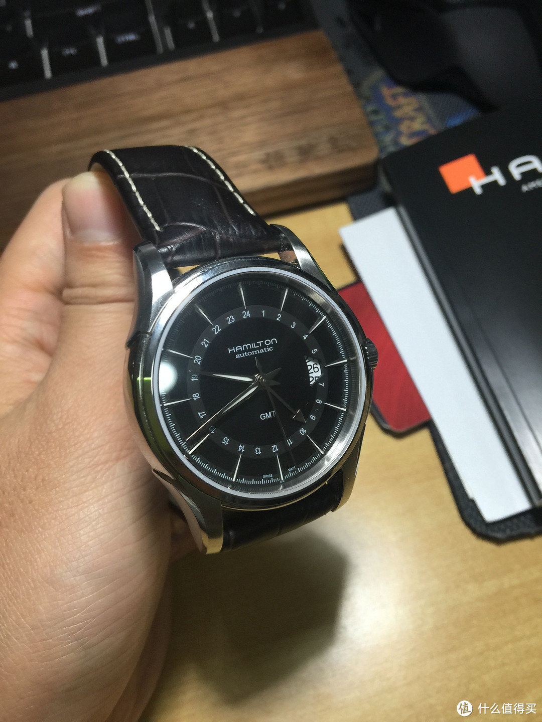 今天分享）HAMILTON 汉密尔顿 Jazzmaster Traveler 爵士系列 GMT H32585531 男款机械腕表