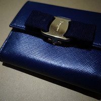 Salvatore Ferragamo女士牛皮蓝色短款三折钱包