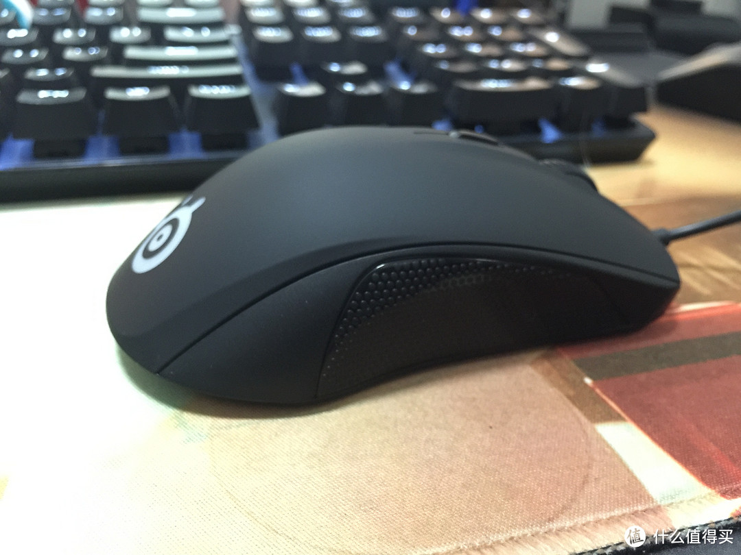 颜色绚丽而不浮夸，亮点就是搞灯——SteelSeries RIVAL 100 光学游戏鼠标众测报告