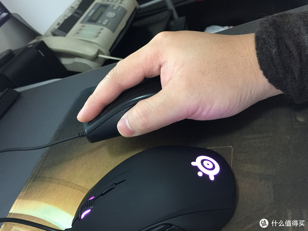 颜色绚丽而不浮夸，亮点就是搞灯——SteelSeries RIVAL 100 光学游戏鼠标众测报告