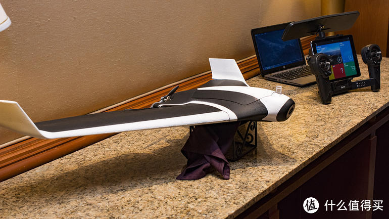 可连续飞行45分钟：Parrot 派诺特 展出 Disco 翼式无人机