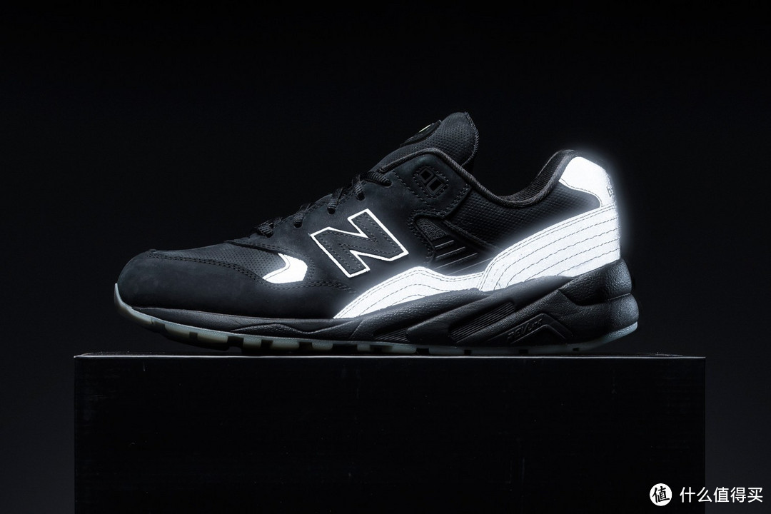 从头到脚都闪亮：New Era x New Balance MRT580NE 限量套装开启预约