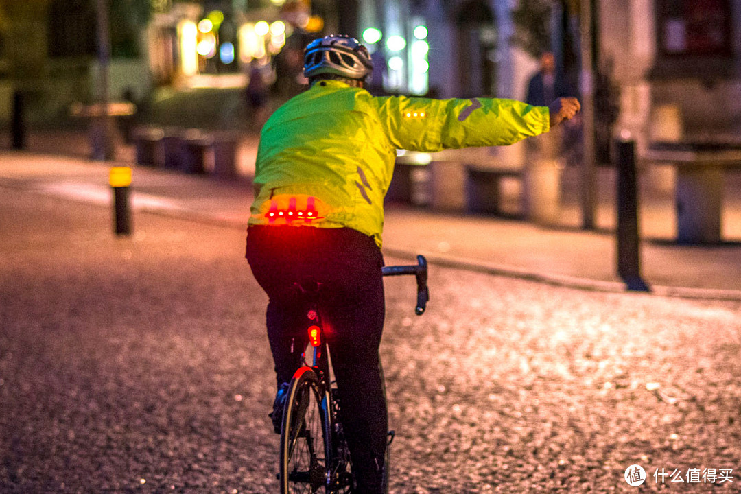 自带转向灯：Visijax 推出 带有LED灯的骑行夹克LED Commuter Jacket
