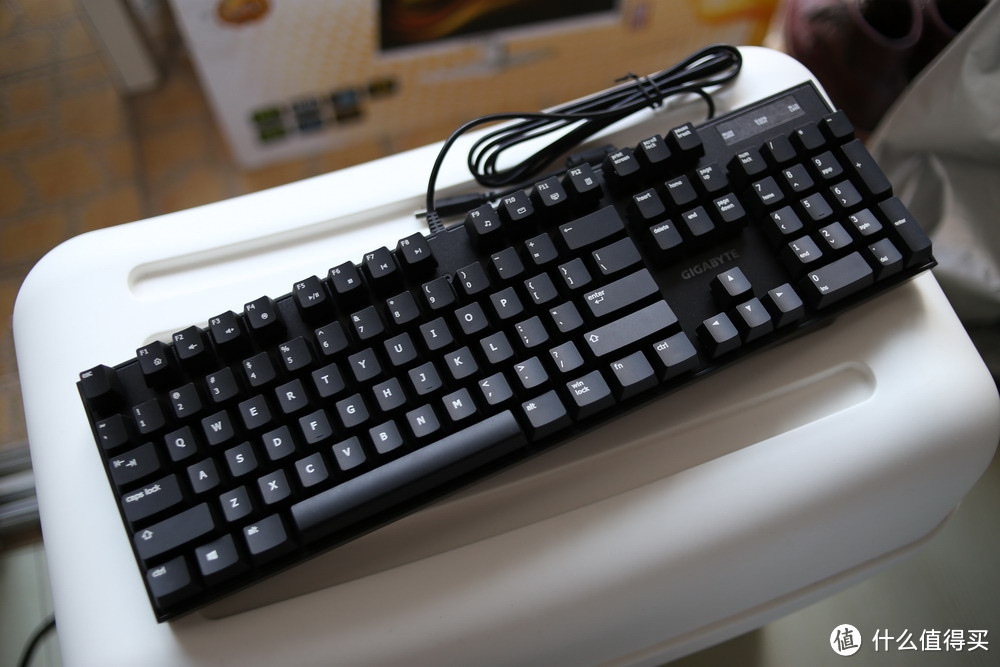 极致简约的GIGABYTE 技嘉 Force K83 原厂红轴 机械键盘