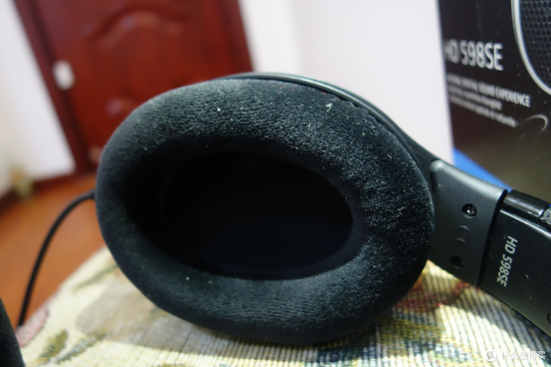 外面棉质的耳机罩，里面海绵，佩戴比k450来的舒服，一方面是耳机接触面比较大。相对来说做工和细节都比爱科技来的好